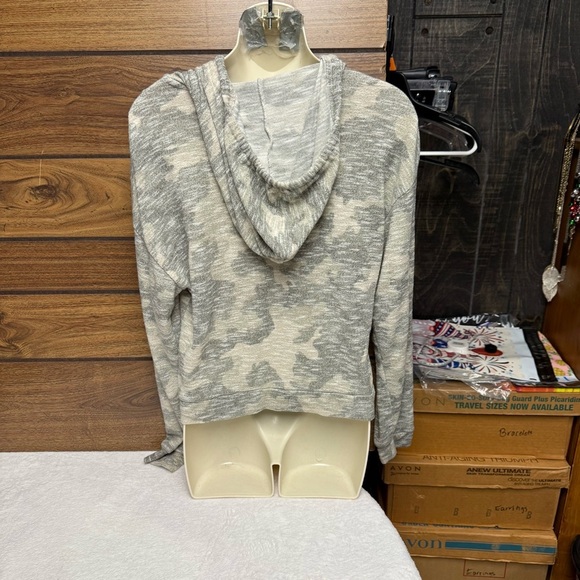 SO size medium Women's Green Camo Hoodie Sweater - Picture 6 of 7